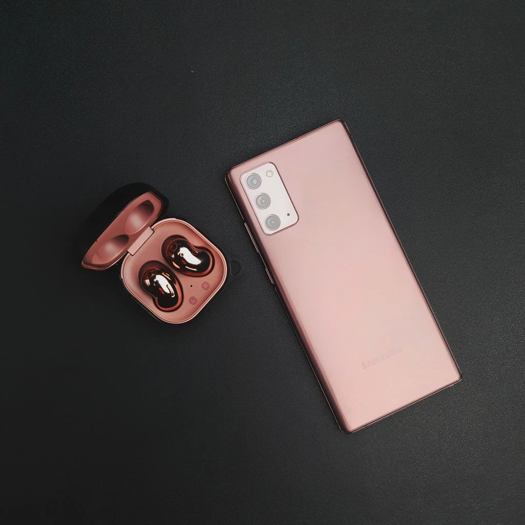 Xiaomi 15 and iPhone 16 side by side